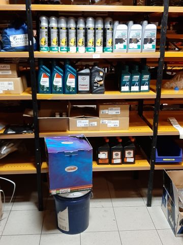 746253-1 Lot with oil, spray, lubrication etc.