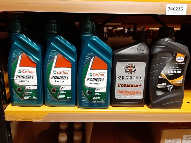 746253-11 Lot with oil, spray, lubrication etc.