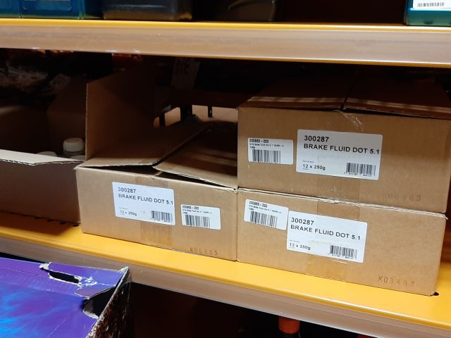 746253-17 Lot with oil, spray, lubrication etc.