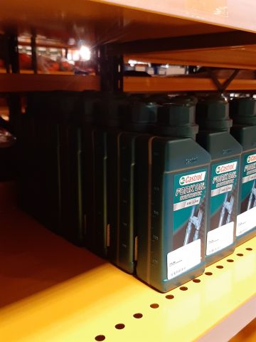 746253-20 Lot with oil, spray, lubrication etc.