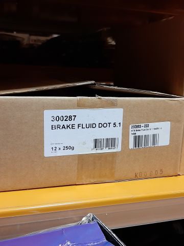 746253-22 Lot with oil, spray, lubrication etc.