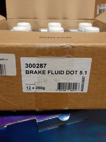 746253-23 Lot with oil, spray, lubrication etc.