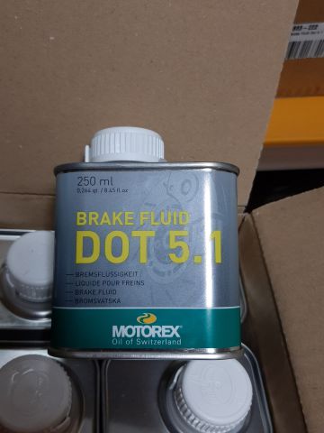 746253-27 Lot with oil, spray, lubrication etc.