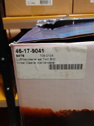 746253-32 Lot with oil, spray, lubrication etc.