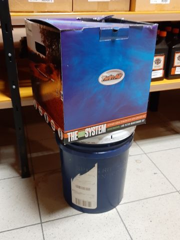 746253-33 Lot with oil, spray, lubrication etc.