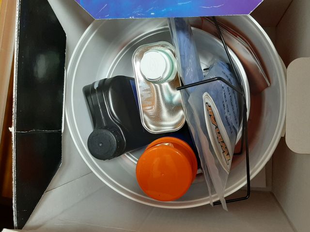 746253-34 Lot with oil, spray, lubrication etc.