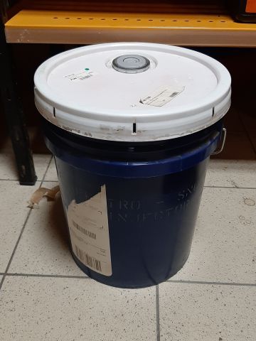 746253-35 Lot with oil, spray, lubrication etc.