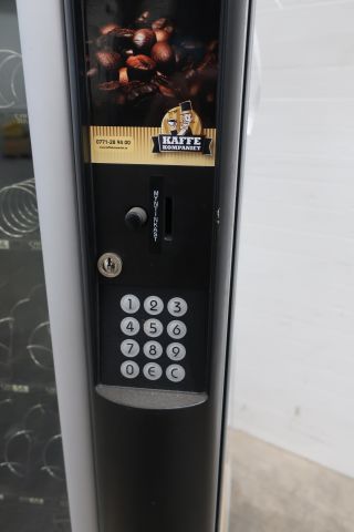 757833-10 Vending machine Necta Snakky