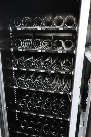 757833-17 Vending machine Necta Snakky
