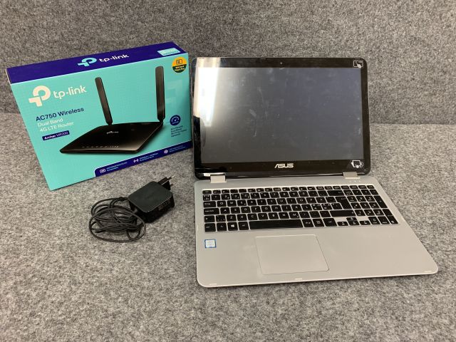 716073-12 Laptop Asus TP501U (touch screen / i5 2.3GHz / 8GB / 118GB / Win10) and 4G router