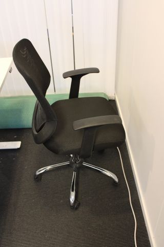 624763-6 Raise and lower desk with chair and screen