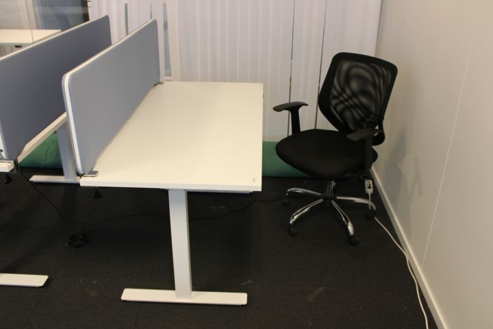 624763-3 Raise and lower desk with chair and screen