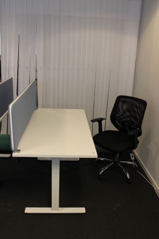 624763-4 Raise and lower desk with chair and screen