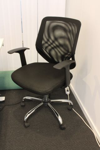 624763-5 Raise and lower desk with chair and screen