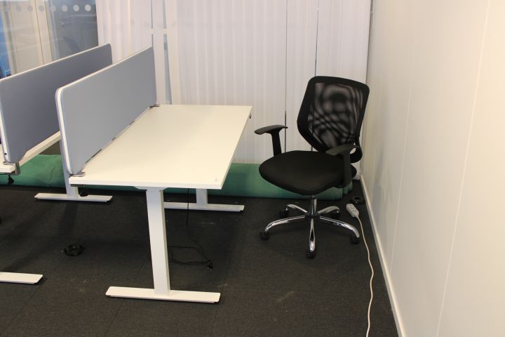 624763-1 Raise and lower desk with chair and screen