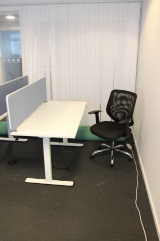 624763-2 Raise and lower desk with chair and screen