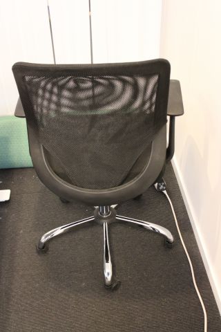 624763-7 Raise and lower desk with chair and screen