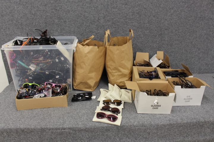 759935-1 Bows & Sunglasses