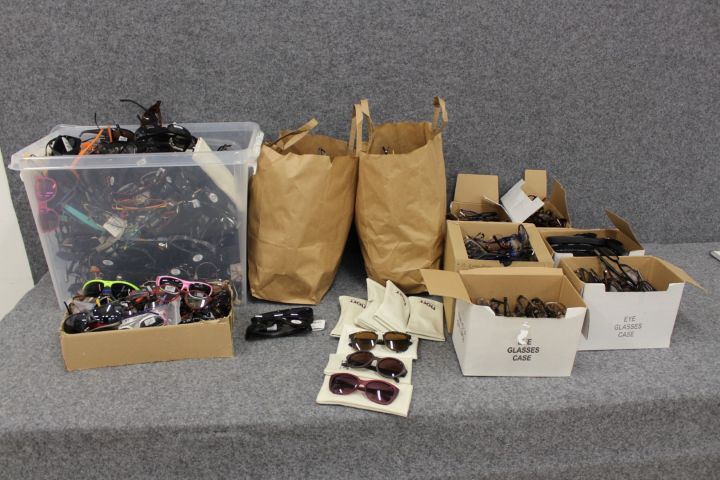 759935-2 Bows & Sunglasses