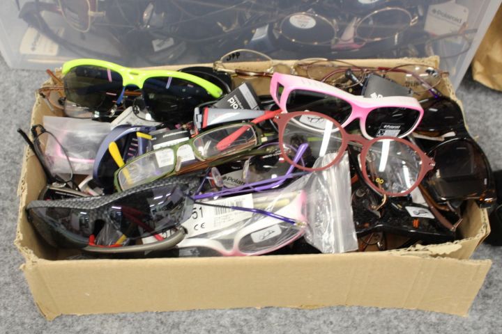 759935-3 Bows & Sunglasses