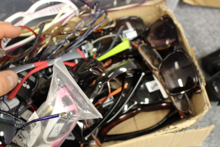 759935-4 Bows & Sunglasses