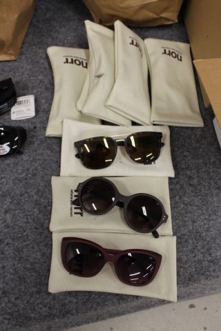 759935-6 Bows & Sunglasses