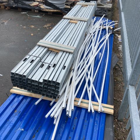 759884-3 Roof plate and click studs etc