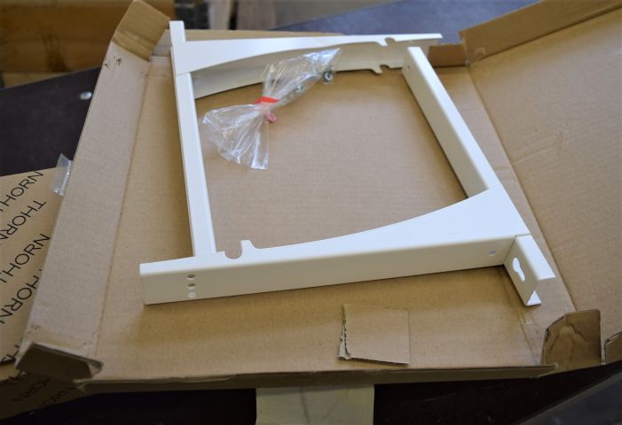 685681-3 Whiteboard luminaire + wall bracket Thorn Optus IV Whiteboard 1x28W HFD WHI RAS