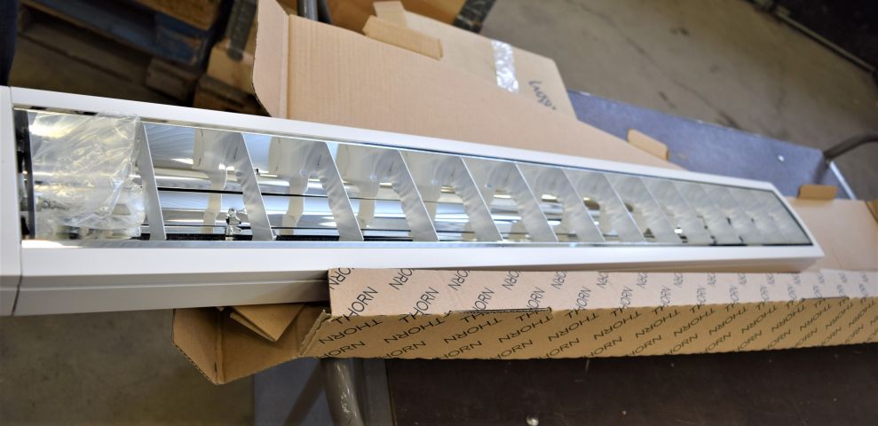 685681-1 Whiteboard luminaire + wall bracket Thorn Optus IV Whiteboard 1x28W HFD WHI RAS