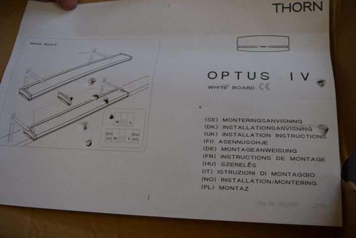 685681-4 Whiteboard luminaire + wall bracket Thorn Optus IV Whiteboard 1x28W HFD WHI RAS