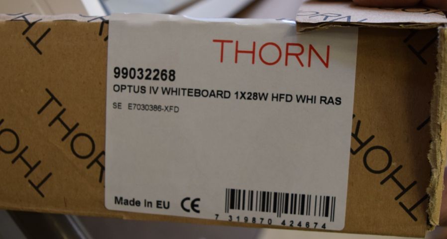 685681-6 Whiteboard luminaire + wall bracket Thorn Optus IV Whiteboard 1x28W HFD WHI RAS