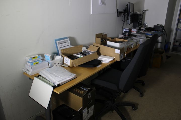 746265-37 Workplaces with spare parts, tools and electronics - Mobile & computer