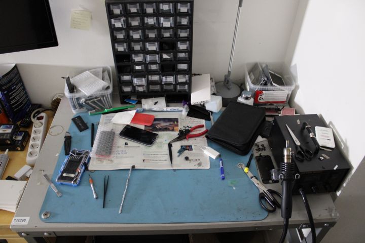 746265-3 Workplaces with spare parts, tools and electronics - Mobile & computer