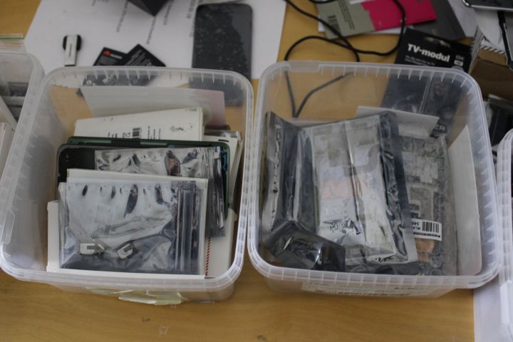 746265-8 Workplaces with spare parts, tools and electronics - Mobile & computer