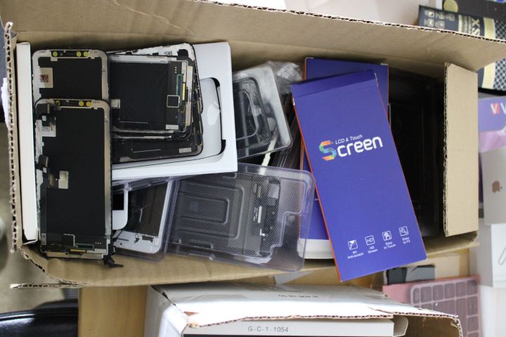 746265-10 Workplaces with spare parts, tools and electronics - Mobile & computer