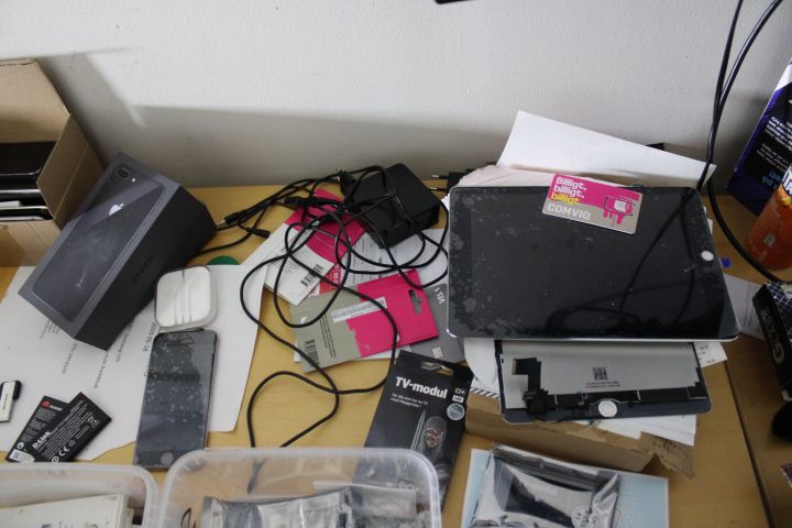 746265-12 Workplaces with spare parts, tools and electronics - Mobile & computer