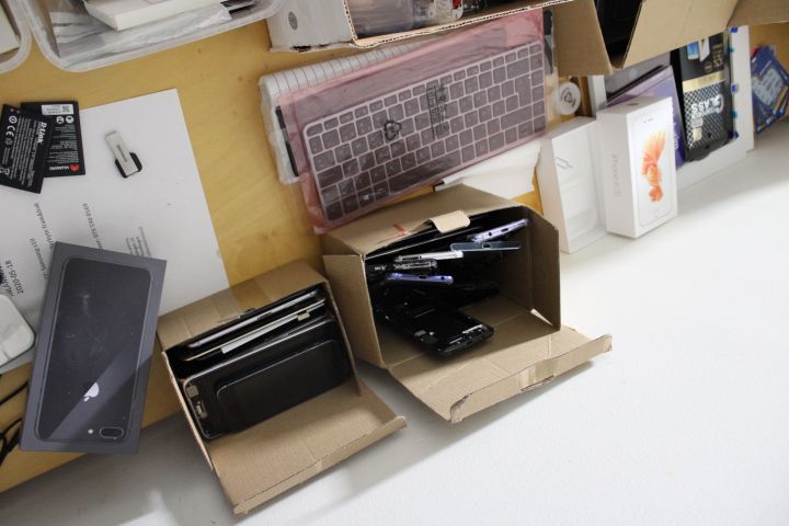 746265-13 Workplaces with spare parts, tools and electronics - Mobile & computer