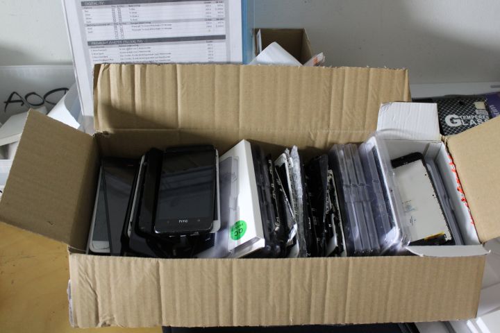 746265-14 Workplaces with spare parts, tools and electronics - Mobile & computer