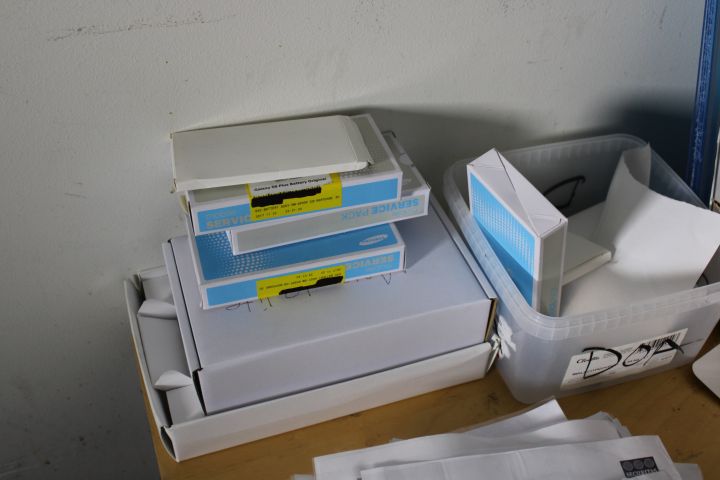 746265-15 Workplaces with spare parts, tools and electronics - Mobile & computer