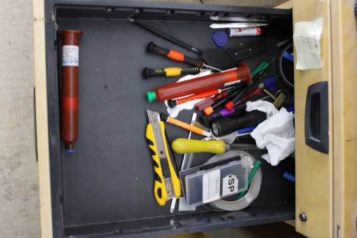 746265-18 Workplaces with spare parts, tools and electronics - Mobile & computer