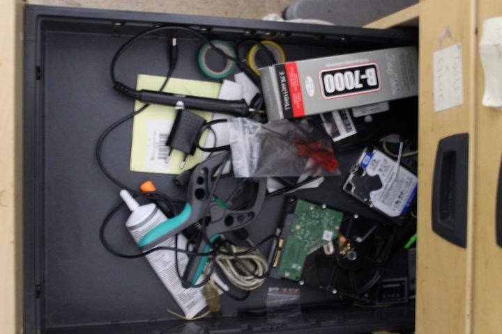 746265-19 Workplaces with spare parts, tools and electronics - Mobile & computer