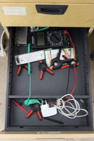 746265-20 Workplaces with spare parts, tools and electronics - Mobile & computer