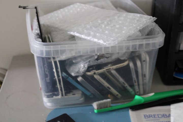 746265-23 Workplaces with spare parts, tools and electronics - Mobile & computer