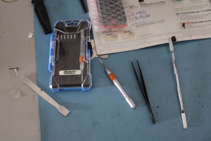 746265-24 Workplaces with spare parts, tools and electronics - Mobile & computer