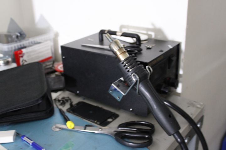 746265-25 Workplaces with spare parts, tools and electronics - Mobile & computer