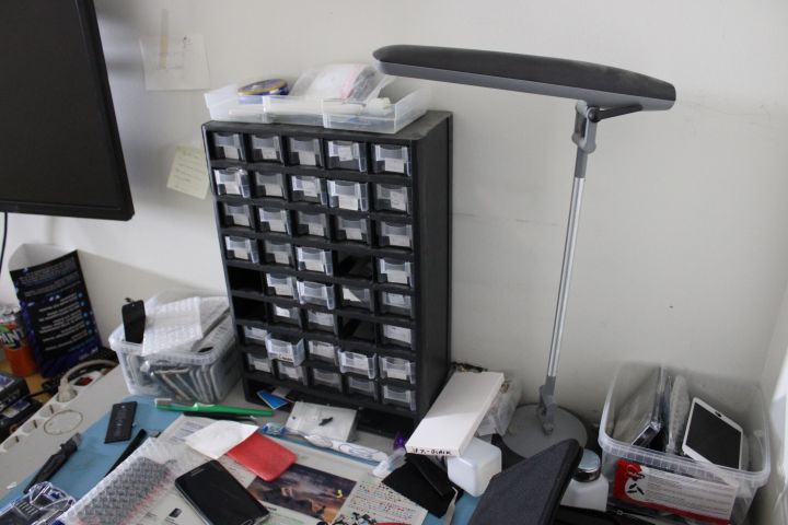 746265-28 Workplaces with spare parts, tools and electronics - Mobile & computer