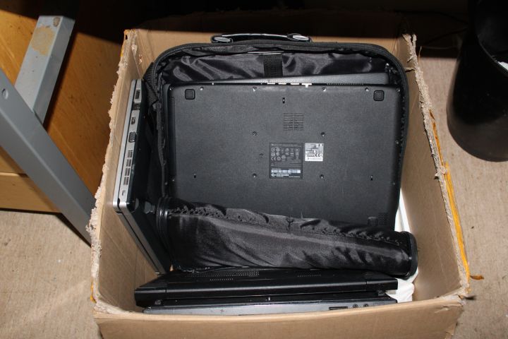 746265-29 Workplaces with spare parts, tools and electronics - Mobile & computer