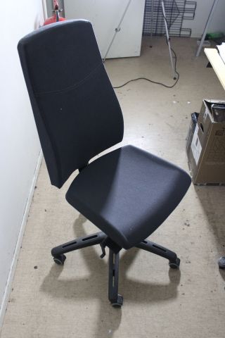 746265-35 Workplaces with spare parts, tools and electronics - Mobile & computer