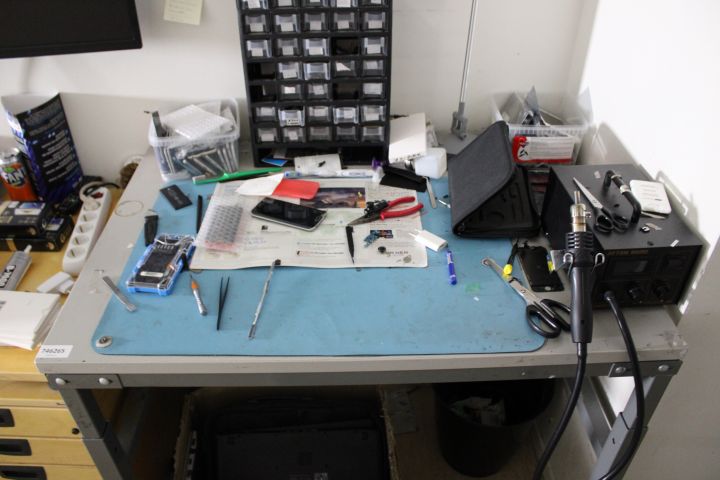 746265-36 Workplaces with spare parts, tools and electronics - Mobile & computer