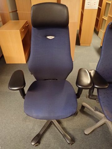752845-5 2 office chairs Kinnarps